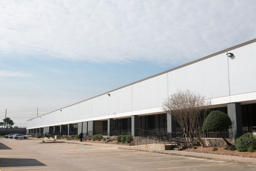 More Photos Of 8901-8933 Interchange Dr, Houston Unknown For Lease