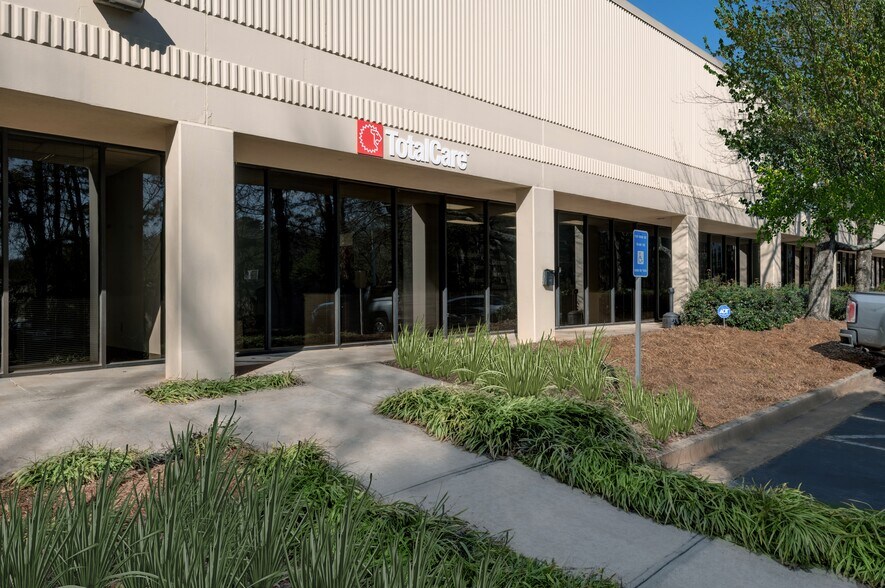 More Photos Of 735 Park North Blvd, Clarkston Distribution For Lease