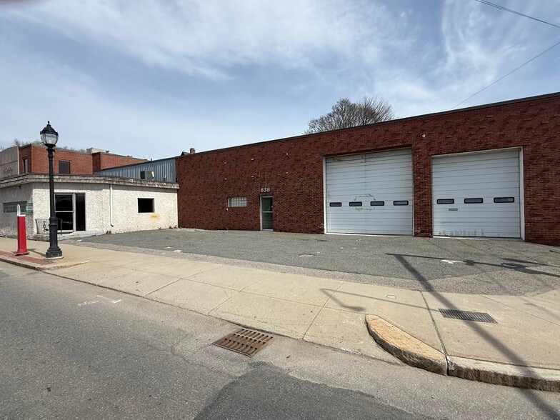 More Photos Of 838 Moody St, Waltham Warehouse For Lease