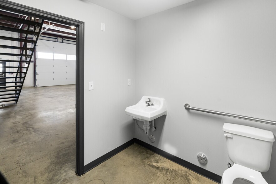 More Photos Of 4049 Chris SW Dr, Huntsville Warehouse For Lease