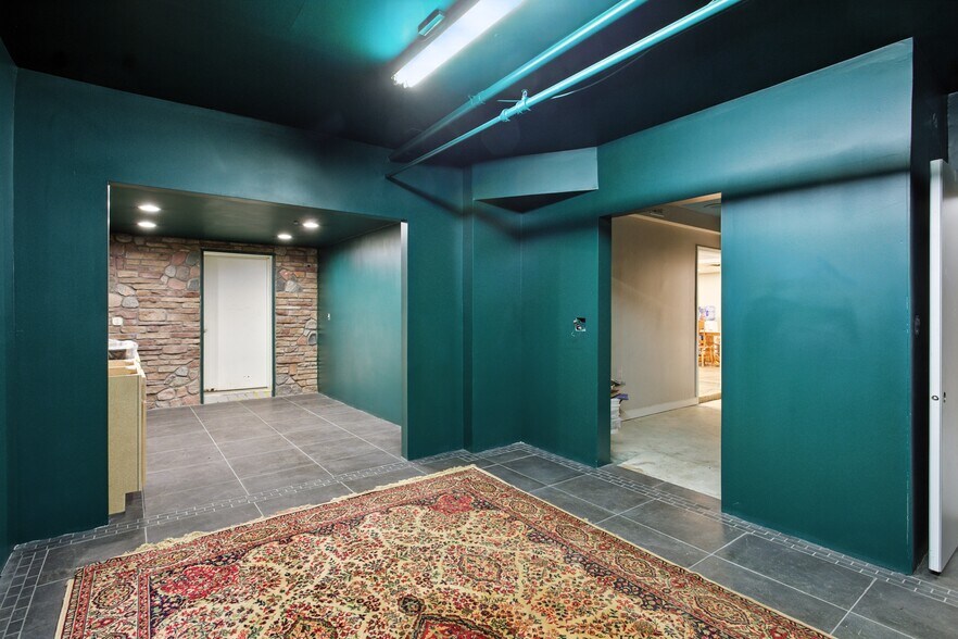 More Photos Of 4800 Joslyn Rd, Lake Orion Light Manufacturing For Sale