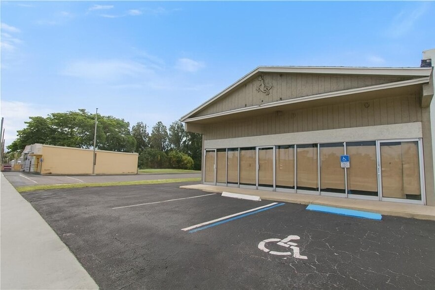 More Photos Of 200 W Prospect Rd, Oakland Park Freestanding For Sale