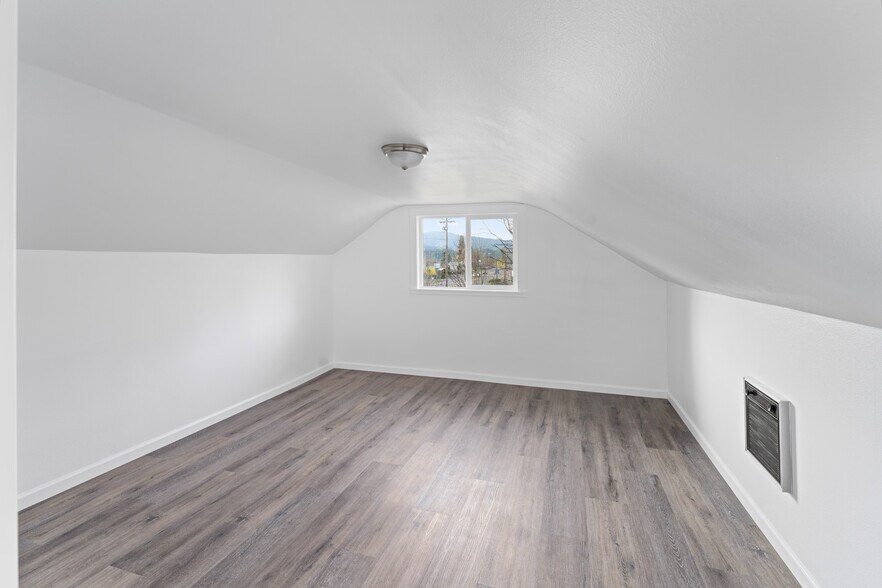 More Photos Of 48181 Highway 58, Oakridge Flex For Sale