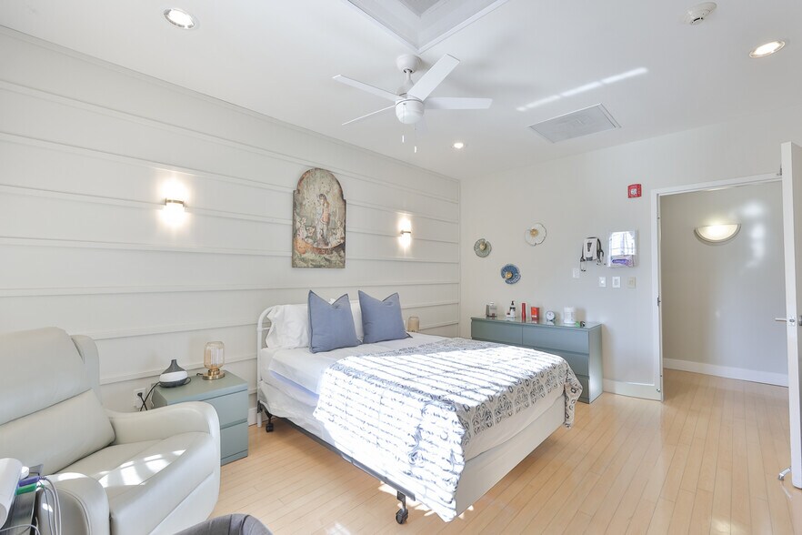 More Photos Of 1900 E Bay Dr, Largo Medical For Sale