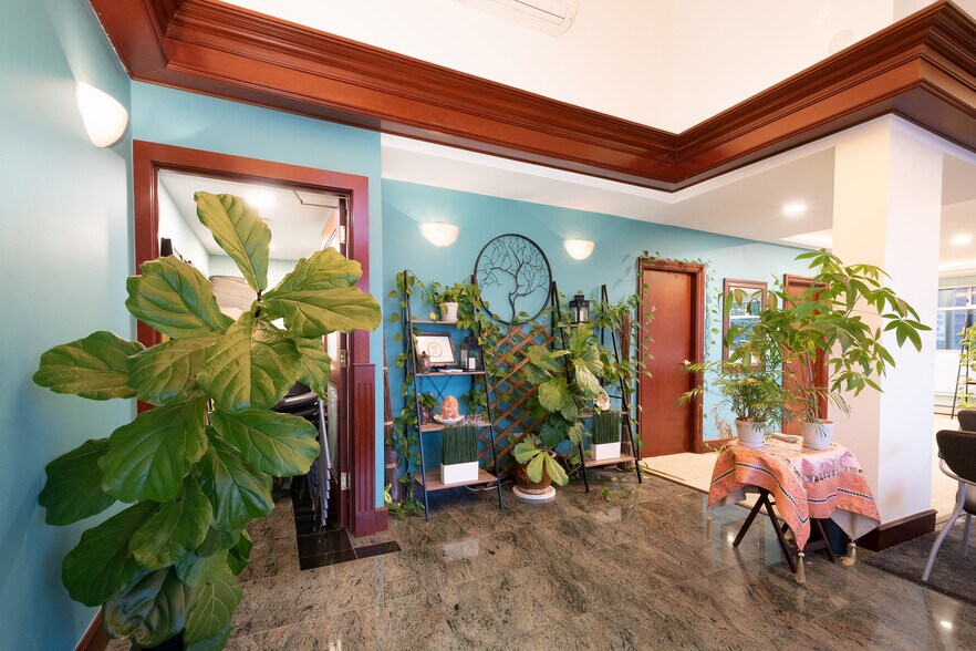More Photos Of 3711-3763 Delbrook Ave, North Vancouver General Retail For Lease