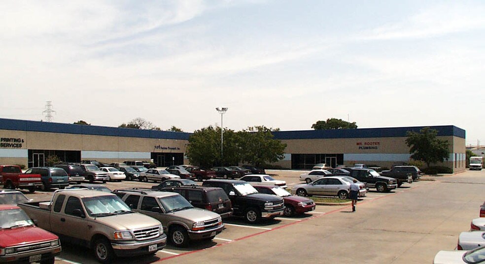 More Photos Of 11034 Shady Trl, Dallas Showroom For Lease