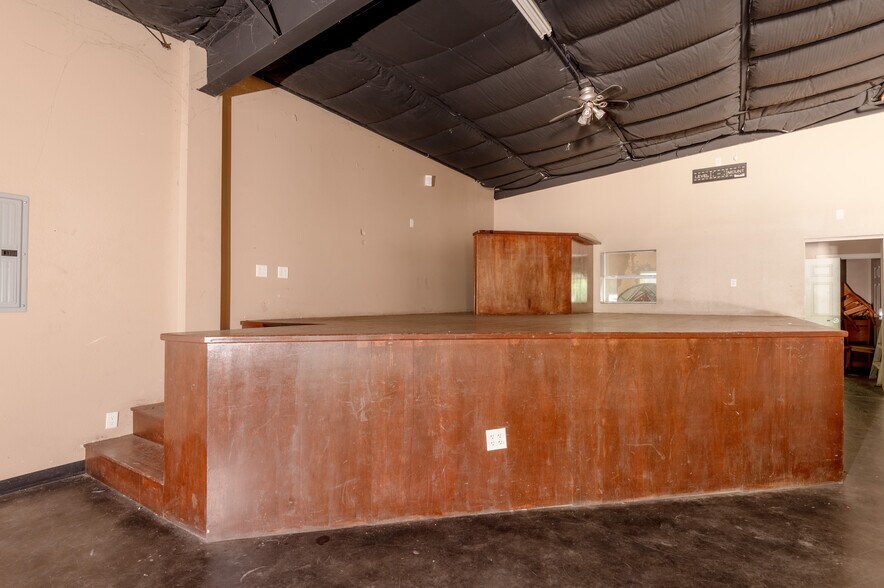 More Photos Of 614 Highway 190, Huntsville Restaurant For Sale