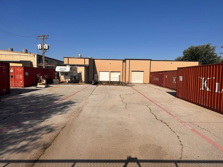 More Photos Of 418 E Jones St, Lewisville Warehouse For Lease