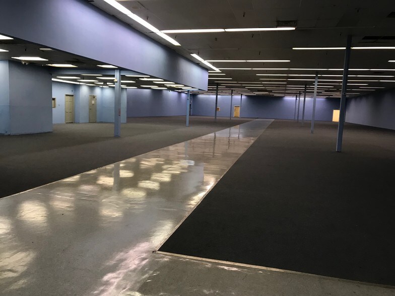 More Photos Of 1556 E Main St, Oak Hill Showroom For Lease