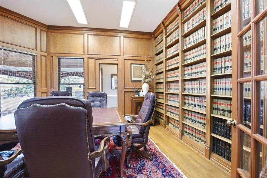 More Photos Of 717 E 1st St, Humble Office Residential For Sale