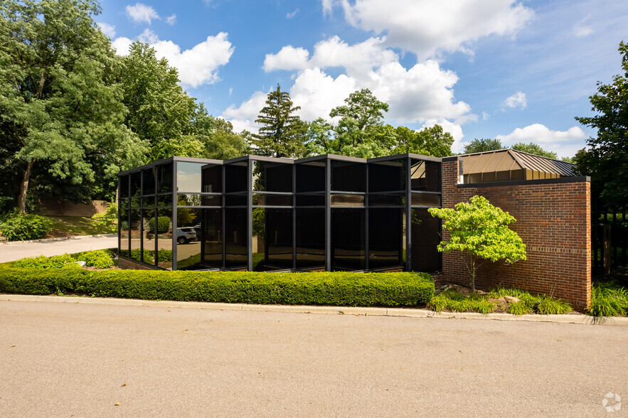 Primary Photo Of 29600 Northwestern Hwy, Southfield Medical For Lease