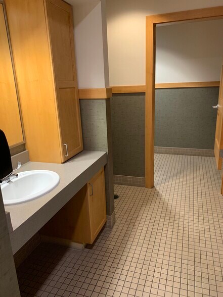 More Photos Of 905-909 S Taylor Dr, Sheboygan Office For Lease