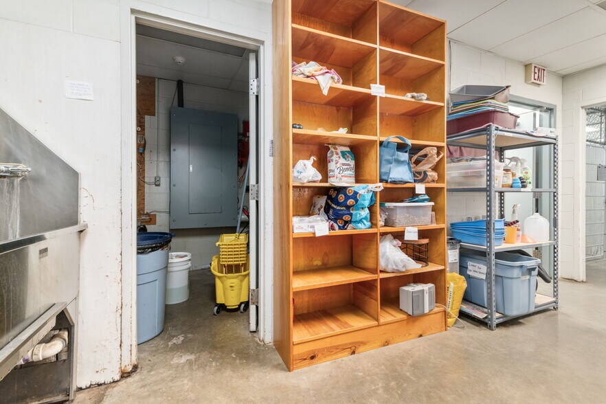 More Photos Of 3431 Waterlick Rd, Lynchburg Veterinarian Kennel For Sale