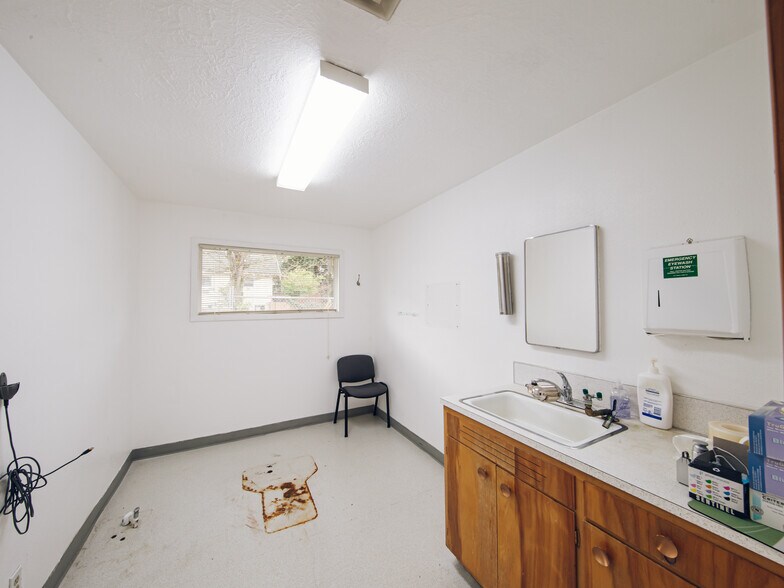 More Photos Of 5707 N Interstate Ave, Portland Office For Sale