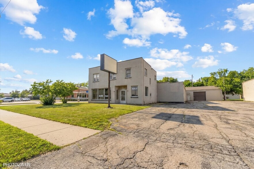 More Photos Of 122 W Northwest Hwy, Barrington Freestanding For Sale