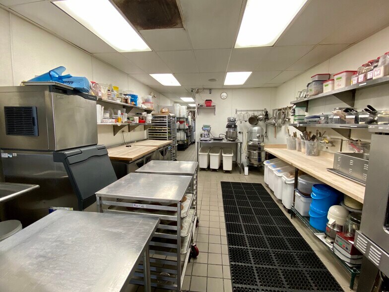 More Photos Of 826 Pico Blvd, Santa Monica Storefront For Sale