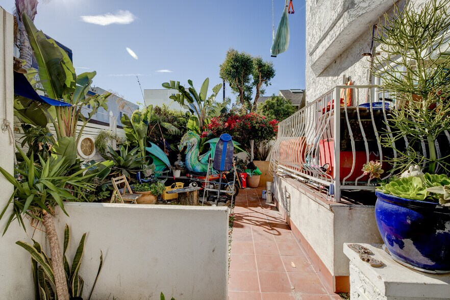 More Photos Of 19 Wavecrest Ave, Venice Apartments For Sale