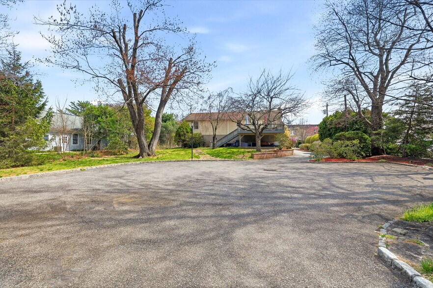 More Photos Of 3 Macdonald Ave, Armonk Office For Sale
