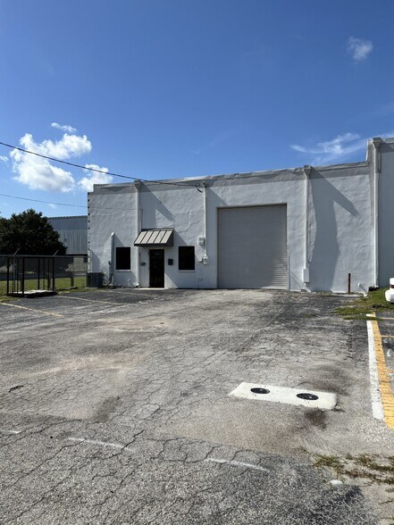 More Photos Of 5126-5136 W Idlewild Ave, Tampa Warehouse For Lease