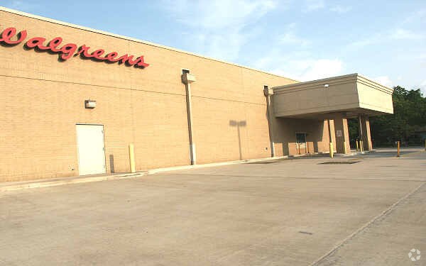More Photos Of 2000 Garth Rd, Baytown Drugstore For Lease