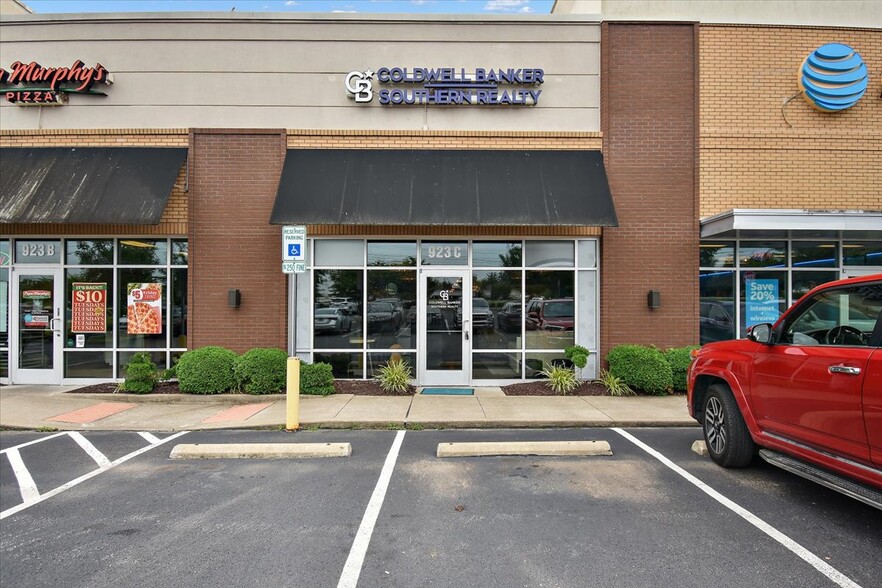 More Photos Of 923 Nashville Pike, Gallatin Storefront Retail Office For Lease