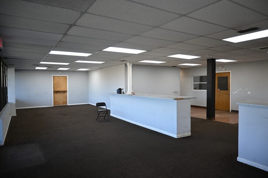 More Photos Of 6211 Anderson Rd, Tampa Warehouse For Lease