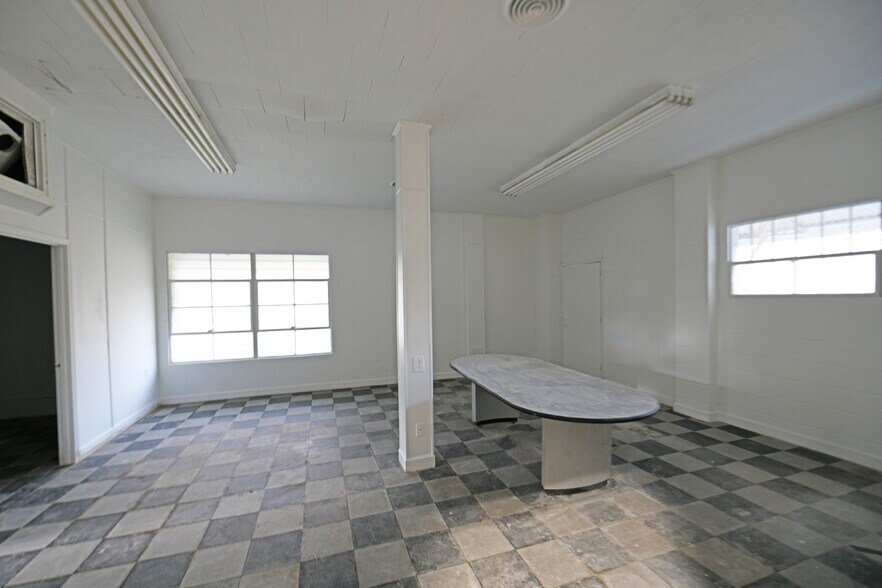 More Photos Of 205-207 Ginn St, Greenwood Service For Sale