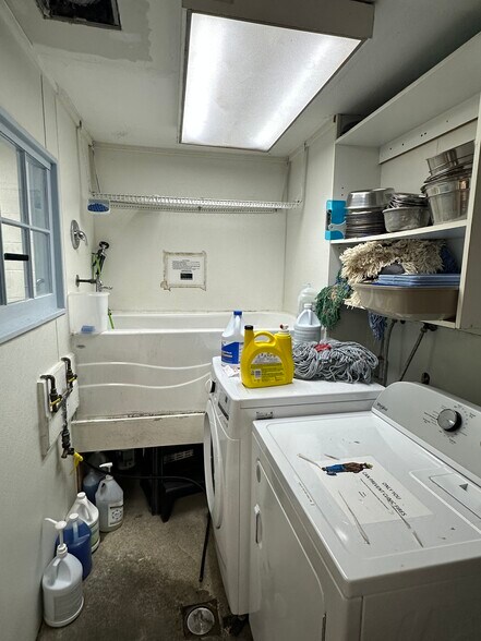 More Photos Of 13018 Newcastle Way, Newcastle Veterinarian Kennel For Sale