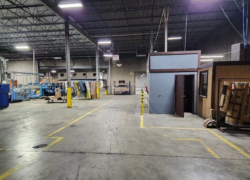 More Photos Of 10901 Carpet St, Charlotte Warehouse For Lease