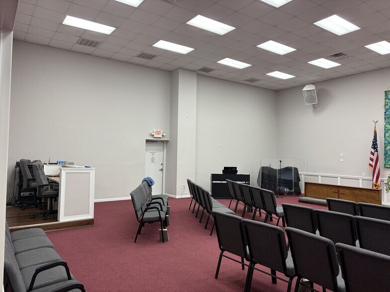 More Photos Of 5654 Carolina Beach Rd, Wilmington Showroom For Sale