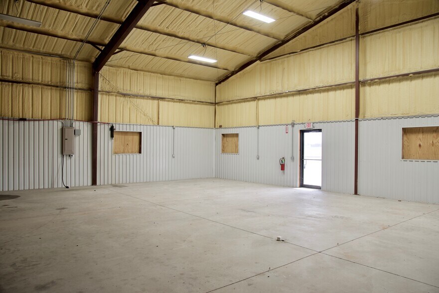 More Photos Of 4651 Technology Dr, Weatherford Service For Lease