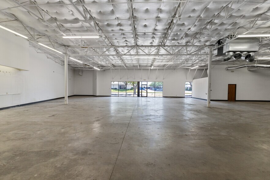 More Photos Of 11601 Plano Rd, Dallas Unknown For Lease