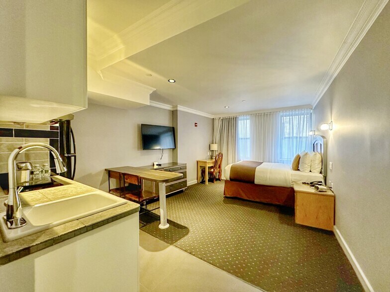 More Photos Of 52 Mulberry St, New York Hospitality For Sale