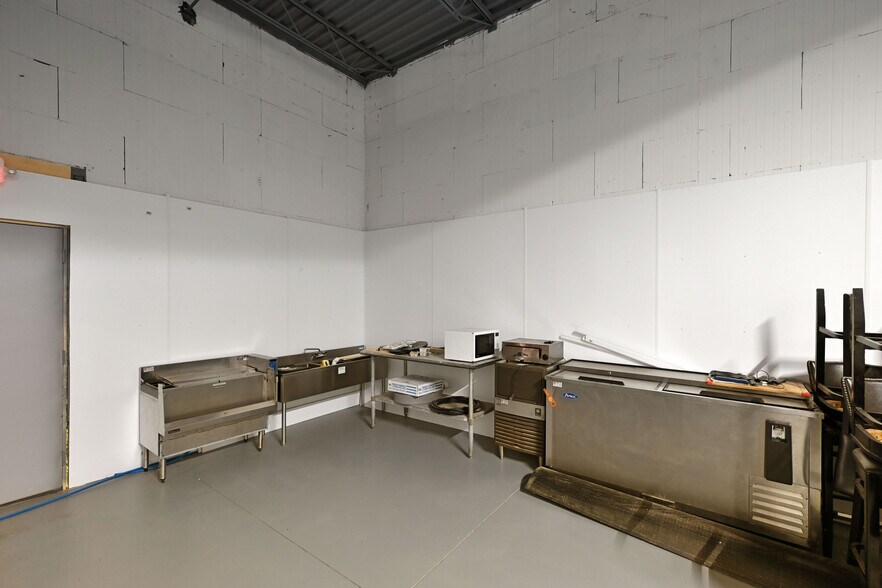 More Photos Of 11706 N Eaton Rd, Hayward Bar For Sale