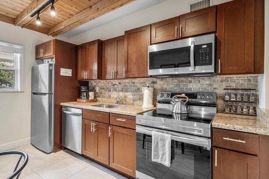 More Photos Of 615-617 NE 9th Ave, Fort Lauderdale Apartments For Sale