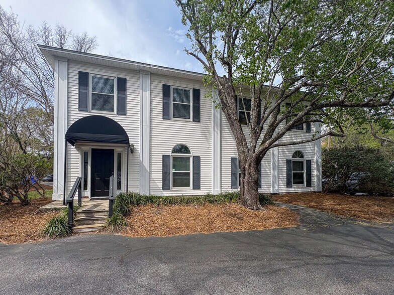 More Photos Of 890 Johnnie Dodds Blvd, Mount Pleasant Office For Lease