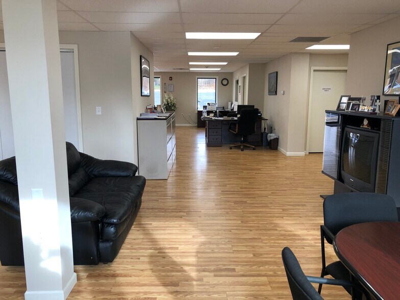 More Photos Of 270 Westfield Rd, Holyoke Freestanding For Lease