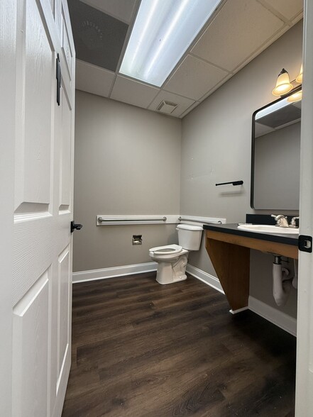 More Photos Of 4913 Summer Oak Dr, Buford Light Manufacturing For Lease