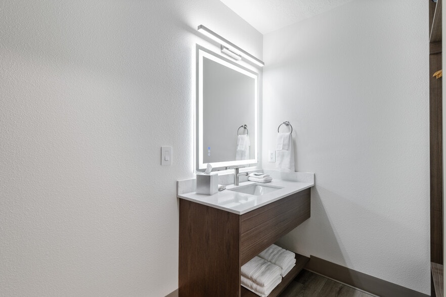 More Photos Of 245 N Red Cliffs Dr, Saint George Hotel For Sale