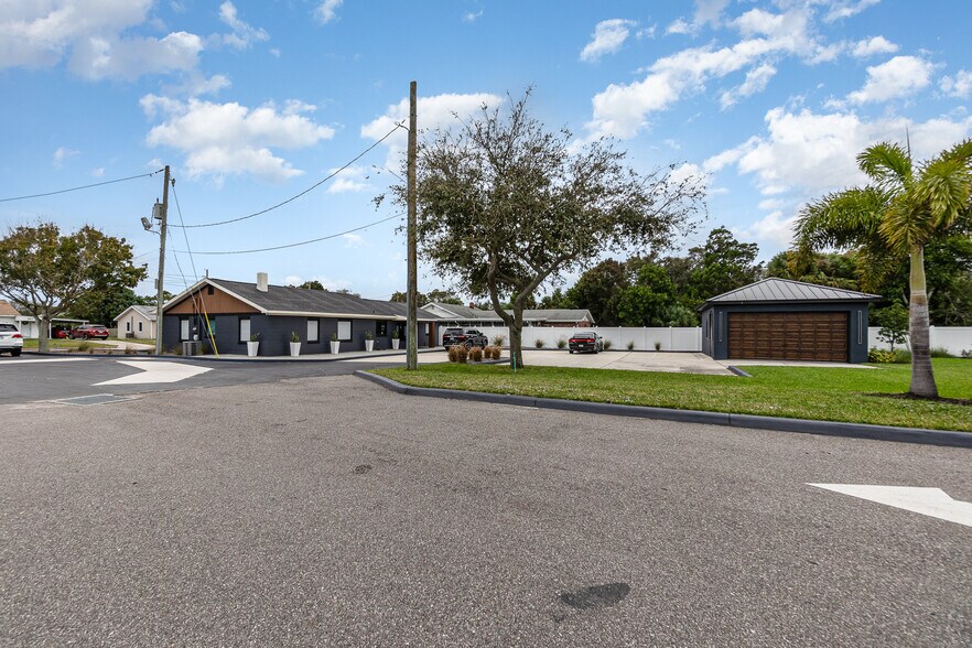 More Photos Of 390 Poinciana Dr, Melbourne Office Residential For Lease