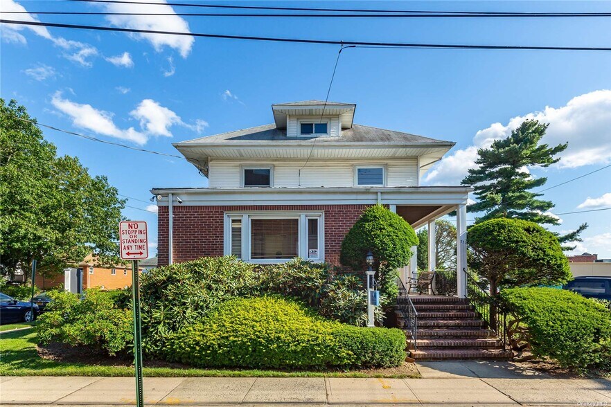 More Photos Of 330 Winthrop St, Westbury Office For Sale