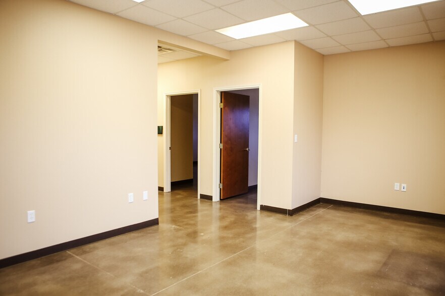 More Photos Of 2103 Longwood Dr, Brenham Warehouse For Lease