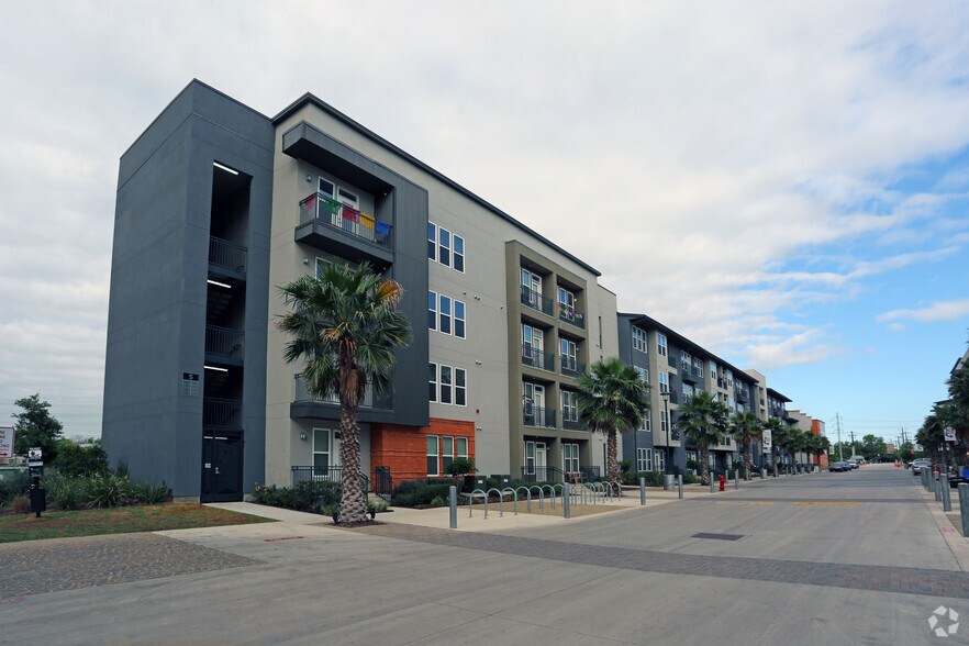 More Photos Of 423 Blue Star, San Antonio Apartments For Lease