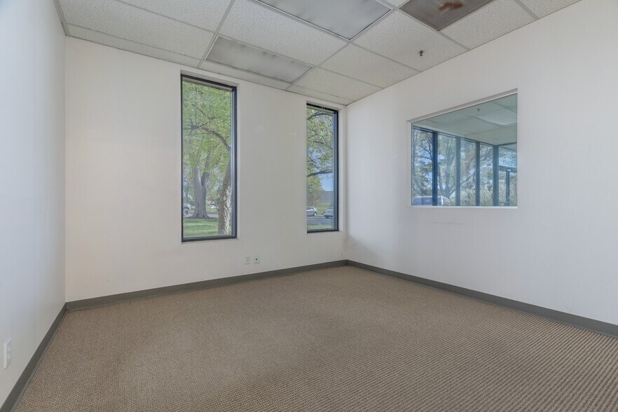 More Photos Of 13640 Lakefront Dr, Earth City Warehouse For Lease