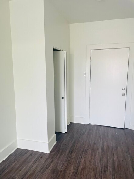 More Photos Of 800-808 N Avalon Blvd, Wilmington Storefront Retail Office For Lease