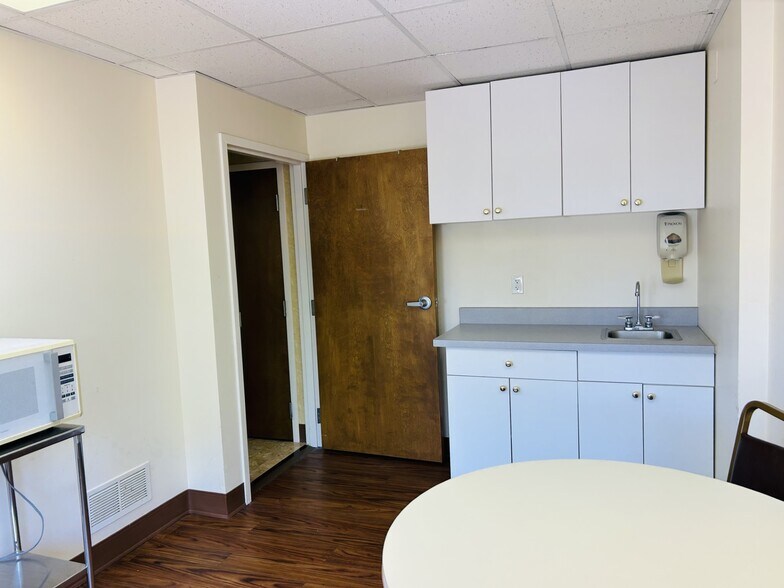 More Photos Of 3006 Glenmore Ave, Cincinnati Medical For Lease