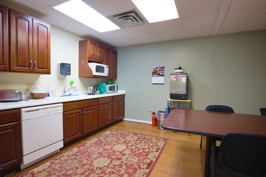 More Photos Of 2211 Dickens Rd, Richmond Office For Sale