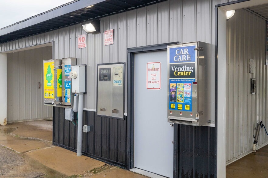 More Photos Of 3181 Lewis Ave, Ida Carwash For Sale