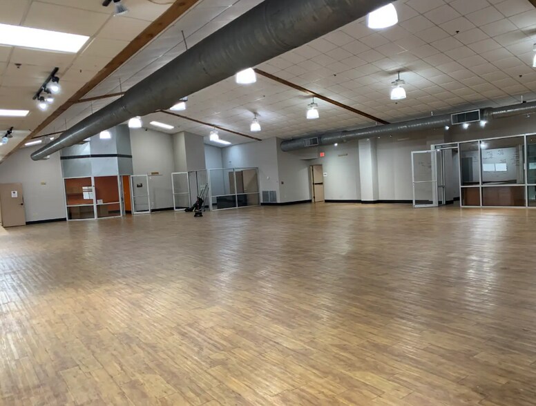 More Photos Of 2030 N Mall Dr, Alexandria Showroom For Sale