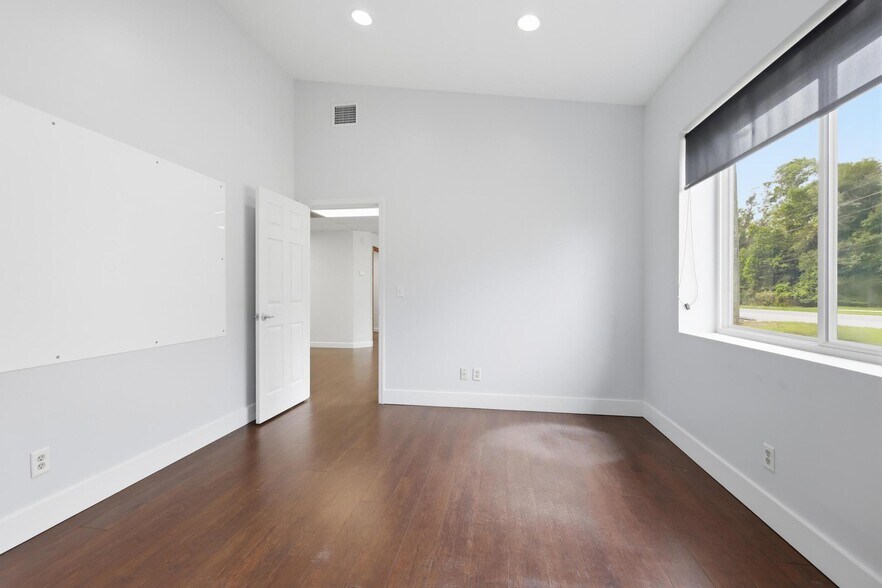 More Photos Of 623 Pleasant St, Lake Helen Flex For Lease